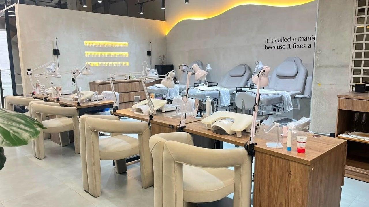 Estación de manicura con sillas curvas y luz cálida