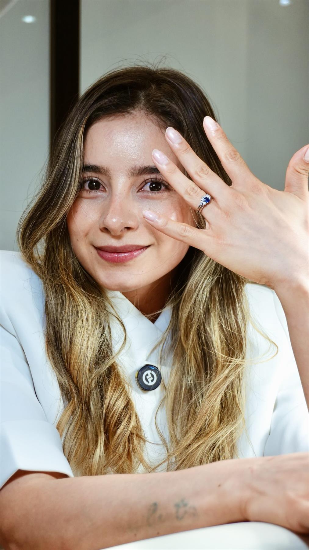 Natalia muestra sus uñas sonriendo