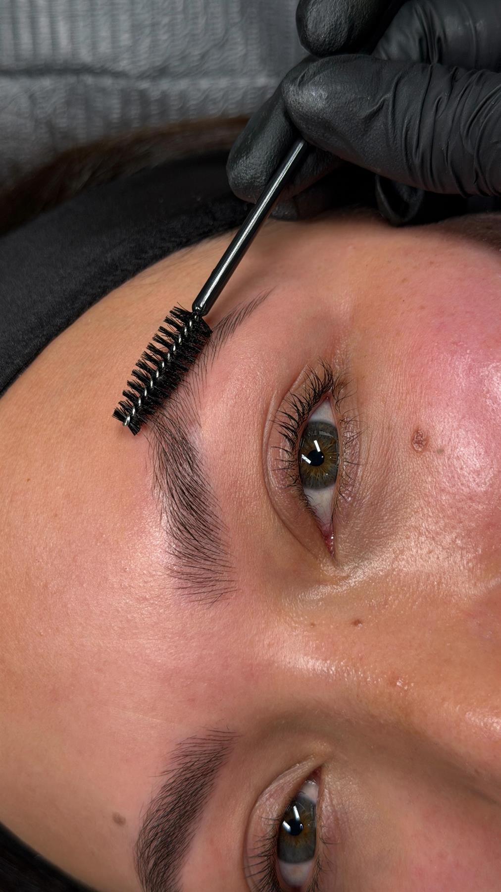 Ceja con Organic Brows peinada con cepillo, primer plano