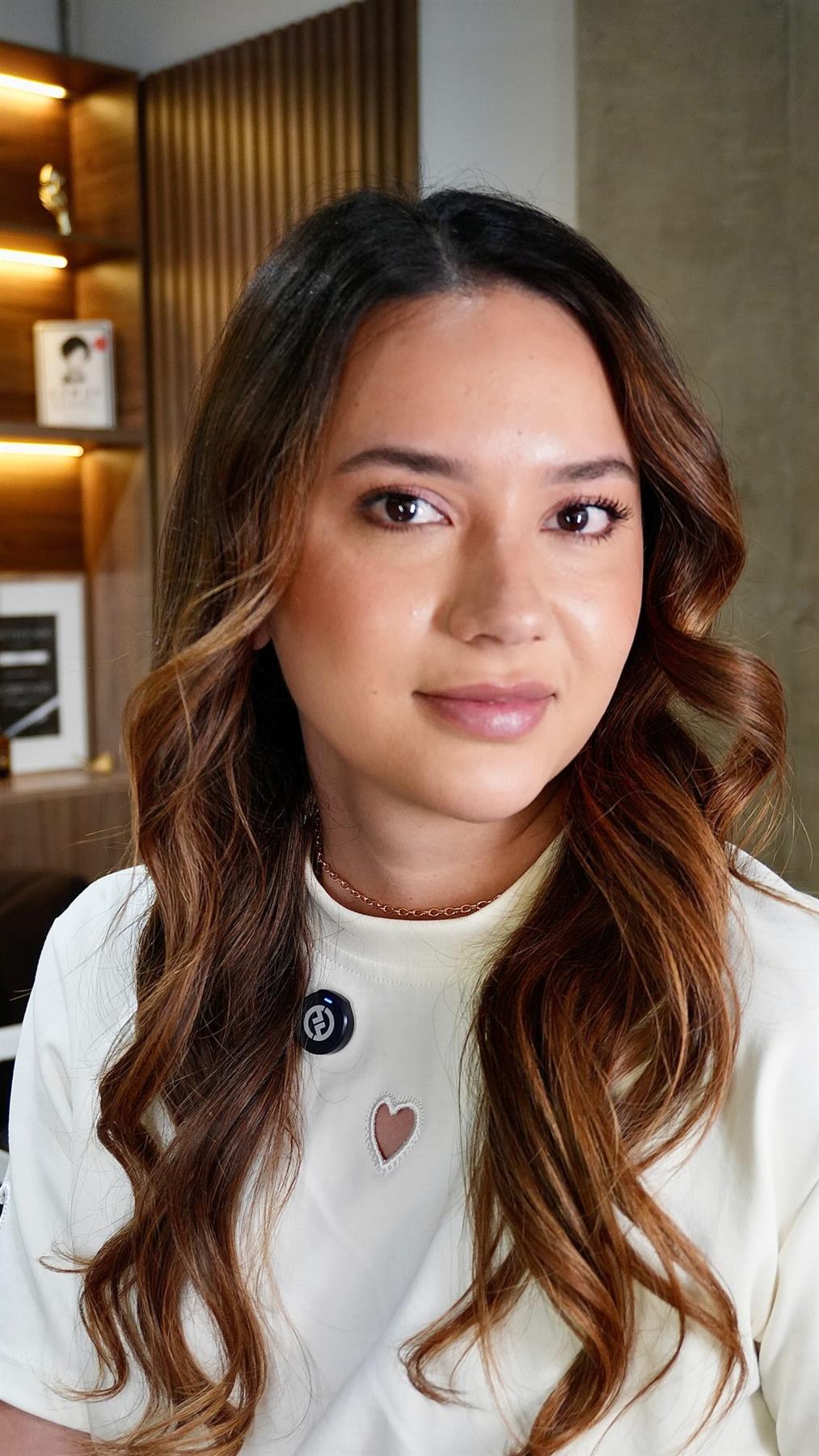 Clienta de Ultra Beauty con cejas y piel naturales